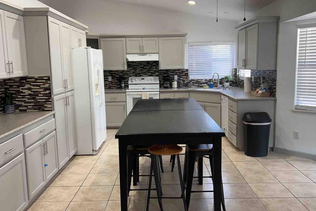 Spacious Getaway! Pool, Spa, Sleeps 9 Lake Havasu City Exterior photo